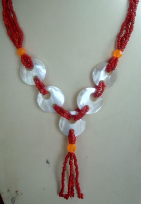 white mop shell necklace with bead